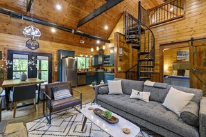 Smart TV, fireplace - Squatch Watch Lodge | Cabin Vibes-Hot Tub & Firepit (Broken Bow)