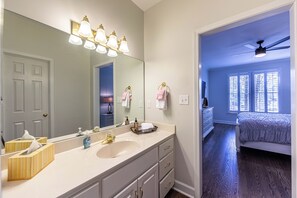 Kombination af bruser/badekar, hårtørrer, håndklæder