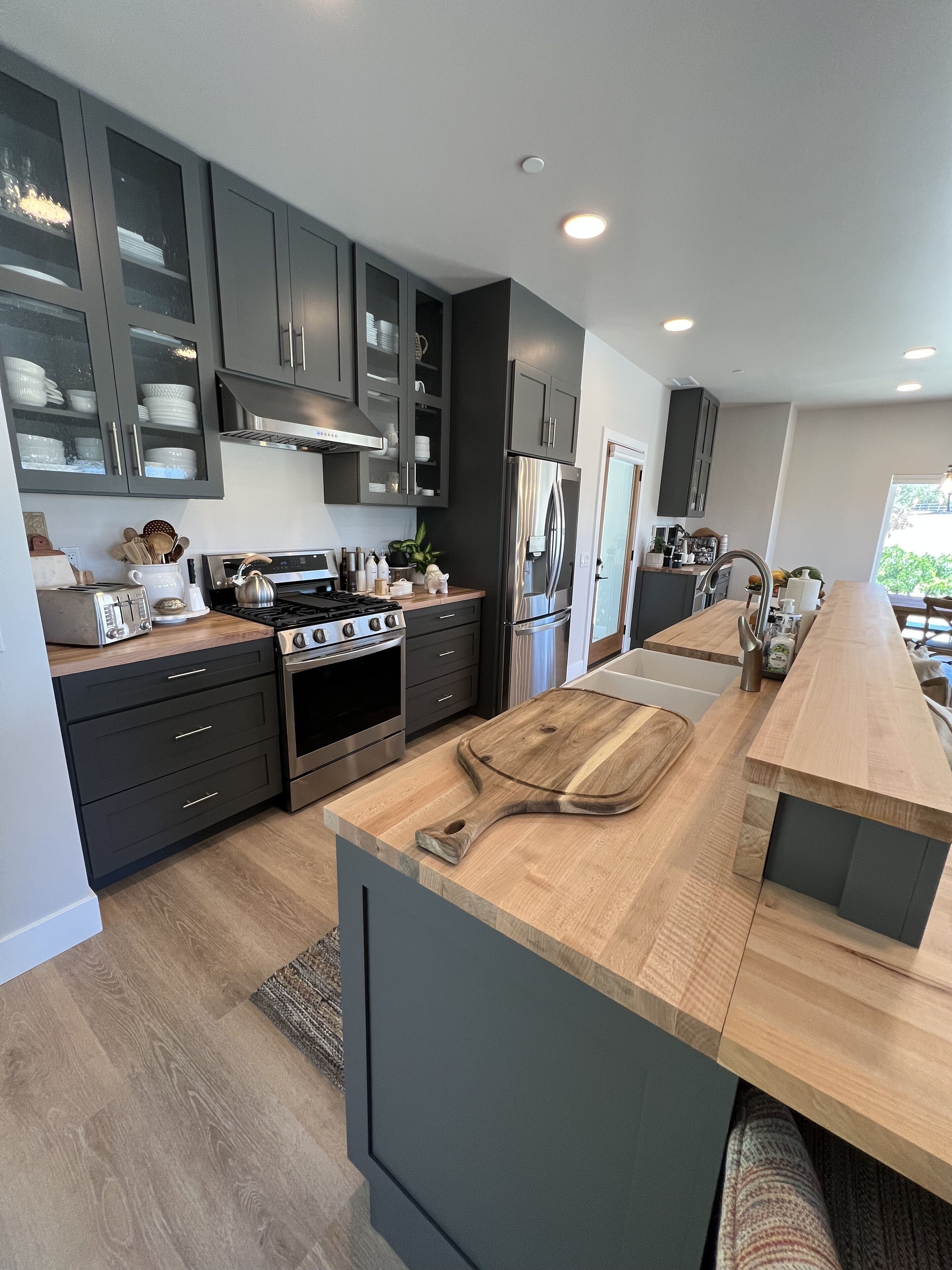 Kylskåp, mikrovågsugn, ugn och spishäll