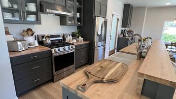 KylskÄp, mikrovÄgsugn, ugn och spishÀll