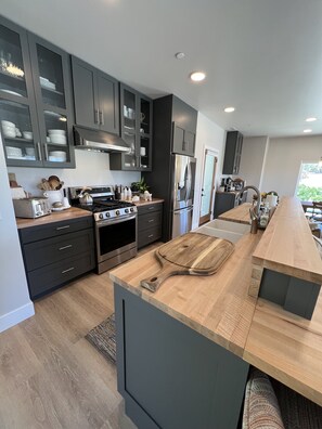 Frigorifero, microonde, forno, piano cottura