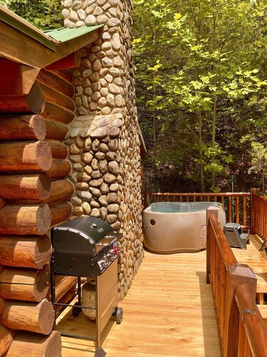 THE HIDEAWAY / Blue Ridge GA. / A charming & romantic traditional log cabin.