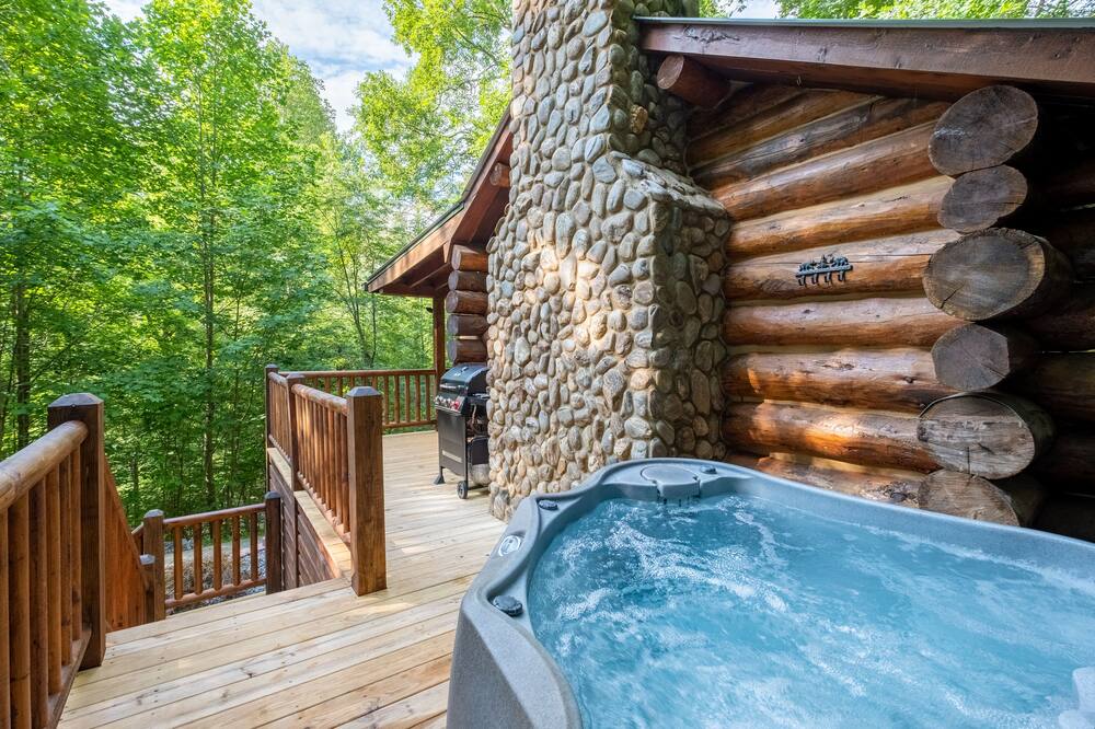 THE HIDEAWAY \/ Blue Ridge GA. \/ A charming & romantic traditional log cabin.