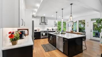 Frigorífico, microondas, horno y placa de cocina