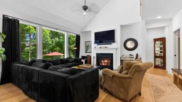 Una Smart TV, una chimenea, una oficina, una pantalla de ordenador