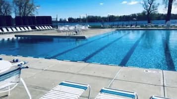 Piscine couverte, piscine extérieure