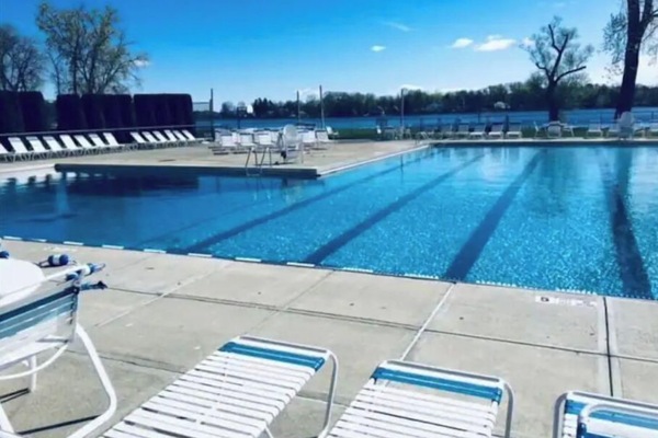 Een binnenzwembad, een buitenzwembad