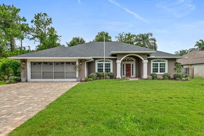 Exterior - Private SF Pool Home - Nearby Golf Courses - Close to Beaches & Dining -Updated  (Palm Coast)