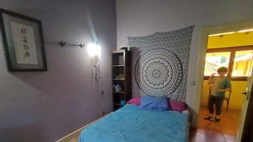 4 slaapkamers, een bureau, een strijkplank/strijkijzer, gratis wifi