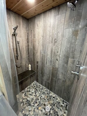 Bañera con ducha, secador de pelo, toallas, jabón