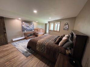 4 chambres, bureau, fer et planche à repasser, lit de bébé portatif