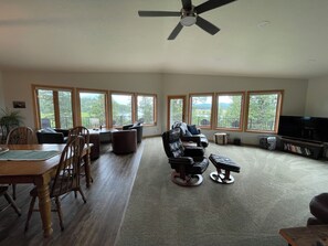 Téléviseur connecté, table de ping-pong