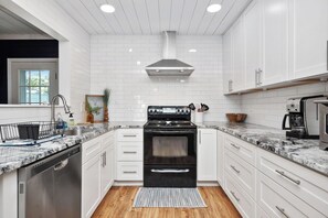 Køleskab, mikrobølgeovn, ovn, kogeplade