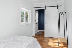 4 bedrooms, iron/ironing board, Internet, bed sheets