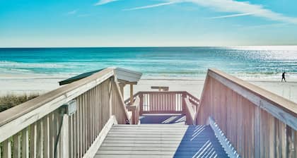 Huntington By The Sea 206. Gulf Front, Community Pool, Free Beach Service.