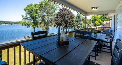 Lakefront cottage with hot tub