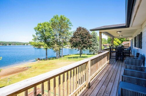 Lakefront cottage with hot tub