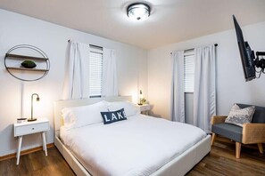 5 bedrooms, desk, travel cot, WiFi - Lakefront cottage with hot tub (Cadillac)