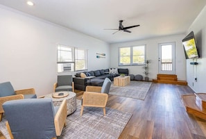 TV, offices - Lakefront cottage with hot tub (Cadillac)