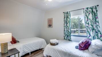 3 bedrooms, desk, free WiFi, bed sheets