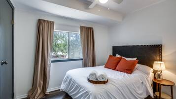 3 bedrooms, desk, free WiFi, bed sheets