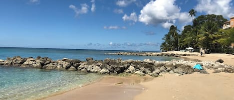 Chaises longues, serviettes de plage