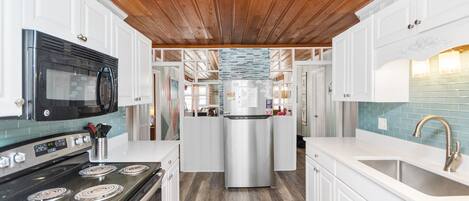 Kühlschrank, Mikrowelle, Ofen, Herdplatte