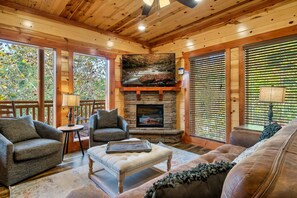 Smart TV, caminetto, tavolo da calcetto