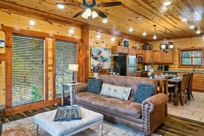 Smart TV, caminetto, tavolo da calcetto