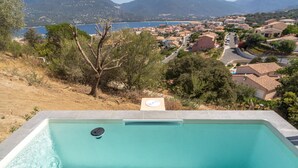 A swimming pool with a view of a coastal town and mountains. - Villa A Cucina (Propriano)