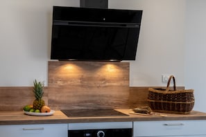 Een koelkast, een microgolfoven, een oven, een kookplaat