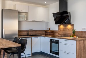 ثلاجة، ميكروويف، فرن، موقد طهي مسطح