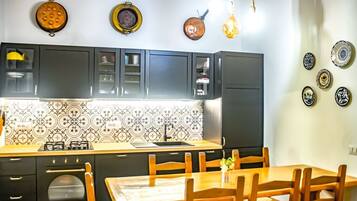 Fridge, oven, stovetop, cookware/dishes/utensils