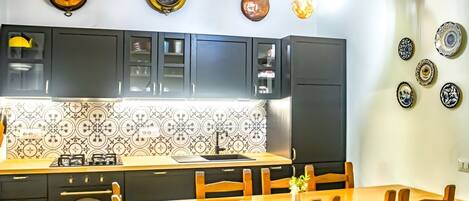 Réfrigérateur, four, plaque de cuisson