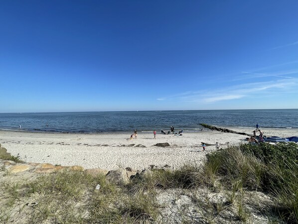 Una spiaggia nelle vicinanze