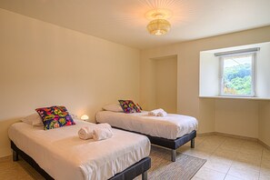 5 quartos, ferros/tábuas de passar roupa, Wi-Fi de cortesia