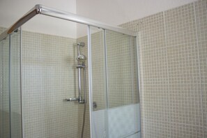 Een douche, een haardroger, een bidet