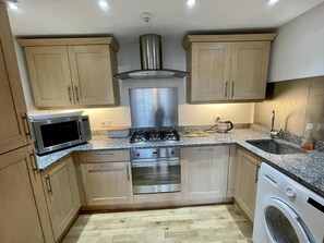 Fridge, microwave, oven, stovetop - Fabulous View and 2 Beds in Bath (Bath)