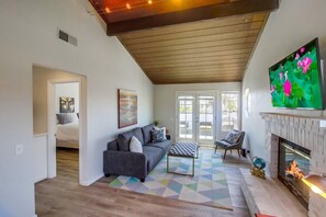Una Smart TV, una chimenea