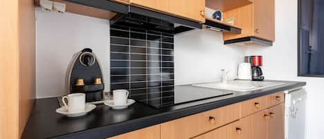 Réfrigérateur, micro-ondes, lave-vaisselle, cafetière/bouilloire