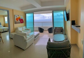 Premium Apartment (3203) | Living area | 32-inch flat-screen TV with cable channels, TV - Apartamentos Ocean View Palmetto by BB (Cartagena)