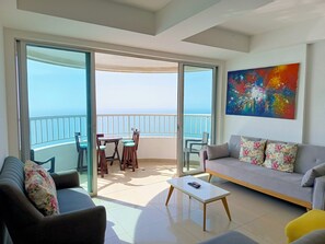 รอยัลอพาร์ทเมนท์ | บริเวณนั่งเล่น | ทีวีจอแบน 32 นิ้ว พร้อมช่องเคเบิล, ทีวี