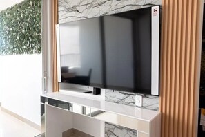Deluxe Apartment | Living area | 32-inch flat-screen TV with cable channels, TV - Apartamentos Ocean View Palmetto by BB (Cartagena)