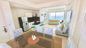 A modern apartment with a kitchen, dining area, and living room. - Apartamentos | Frente al Mar + Primera Linea de Playa | Piscina TOP (Cartagena)