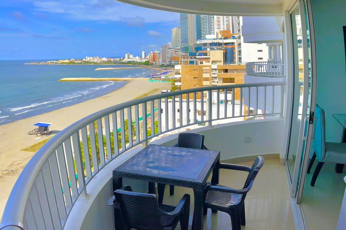 Un balcon avec vue sur la plage et le paysage urbain.