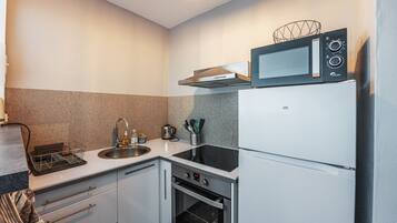 Een koelkast, een microgolfoven, een oven