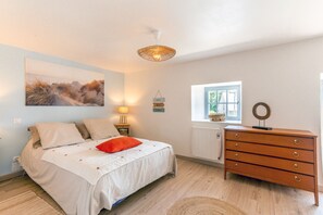 2 soverom, skrivebord, strykejern/-brett og wi-fi (inkludert)