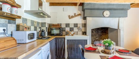 Fridge, microwave, oven, coffee/tea maker