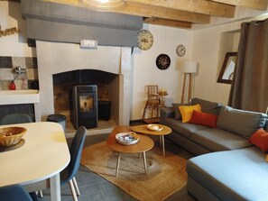 Televisión y chimenea 