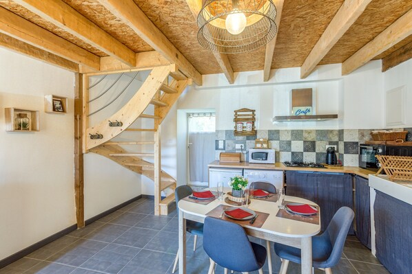 Kjøleskap, mikrobølgeovn, ovn og kaffetrakter/tekoker